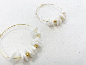 Créoles en plaqué or sont ornées de coquillages naturels et véritables blancs mis en relief par de délicates perles dorées en acier inoxydable